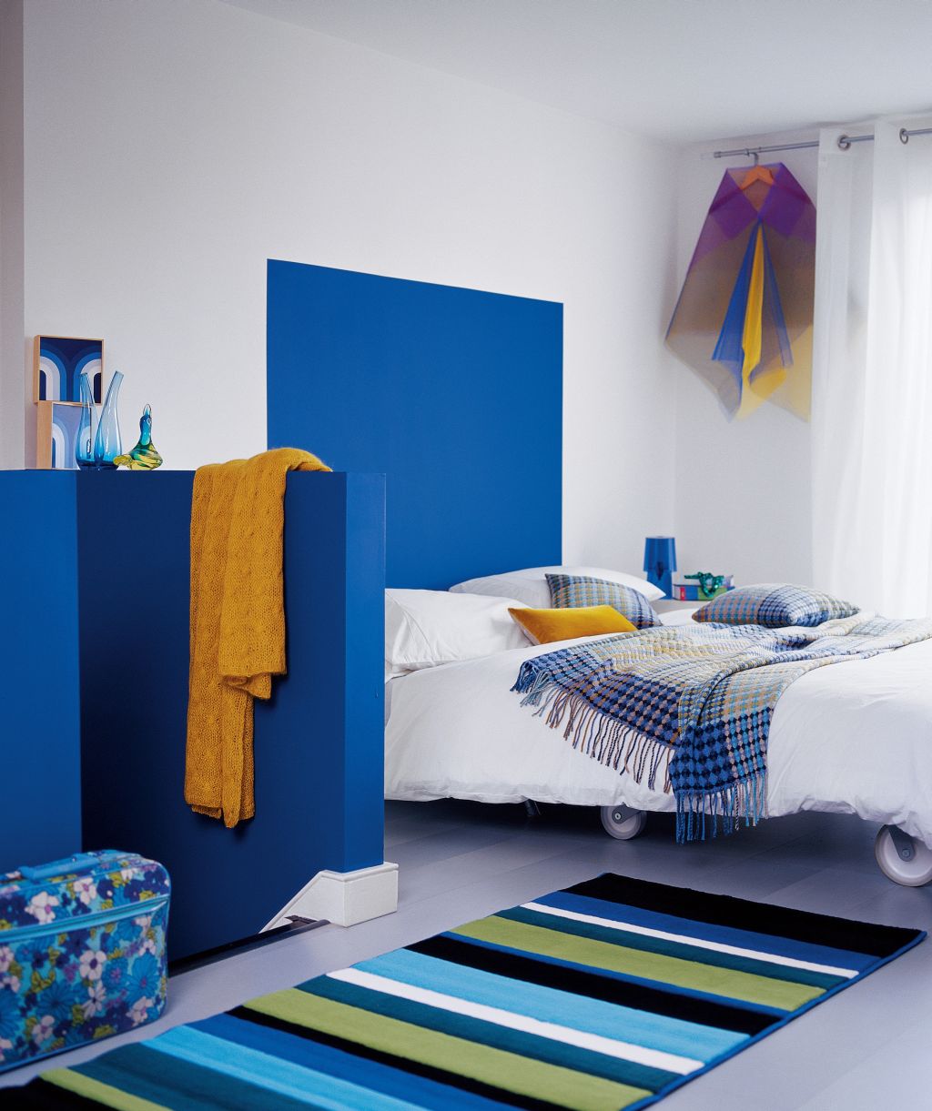 Nuanta de albastru intens in dormitor Foto Copyright © Akzo Nobel