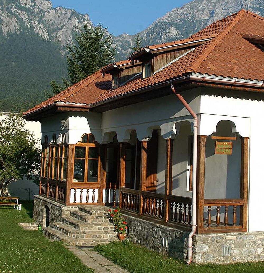 adelaparvu.com despre vila in stil neoromanesc la Busteni restaurare Axa Construct (2)