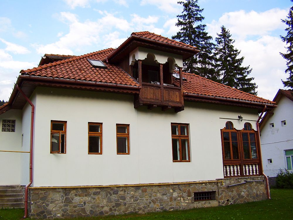 adelaparvu.com despre vila in stil neoromanesc la Busteni restaurare Axa Construct (5)
