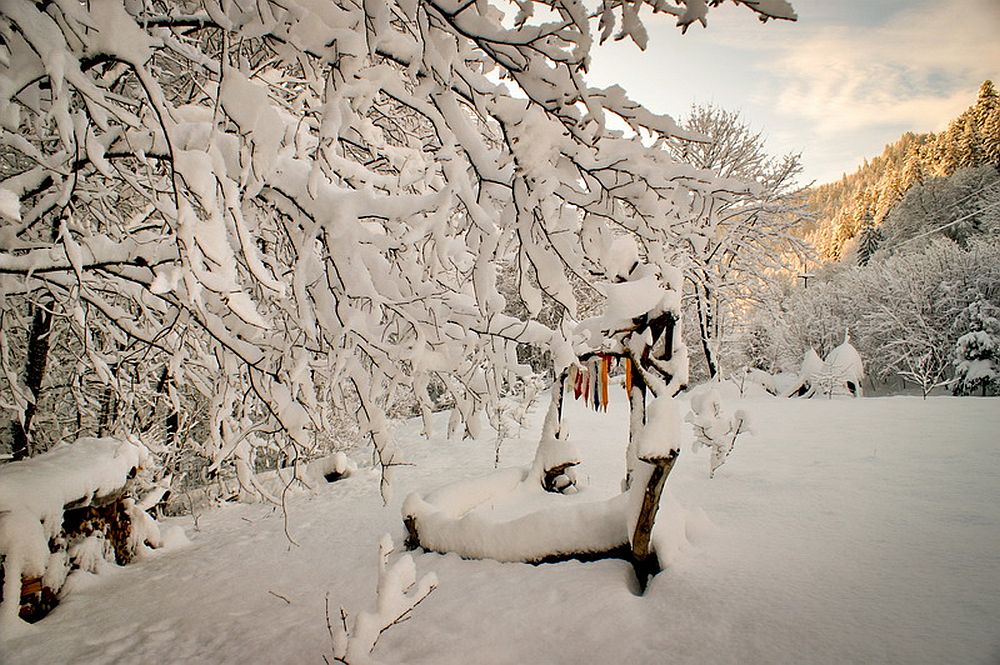 adelaparvu.com despre casa rustica cu gradina langa Piatra Neamt, peisaj de iarna, Foto Romulus Boicu
