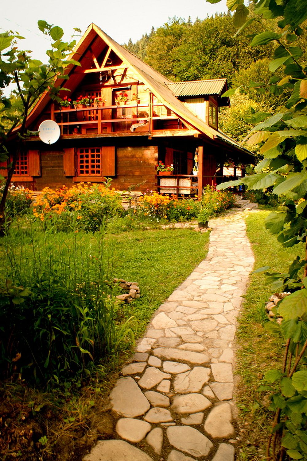 adelaparvu.com despre casa rustica cu gradina langa Piatra Neamt, peisaj de vara, Foto Romulus Boicu 