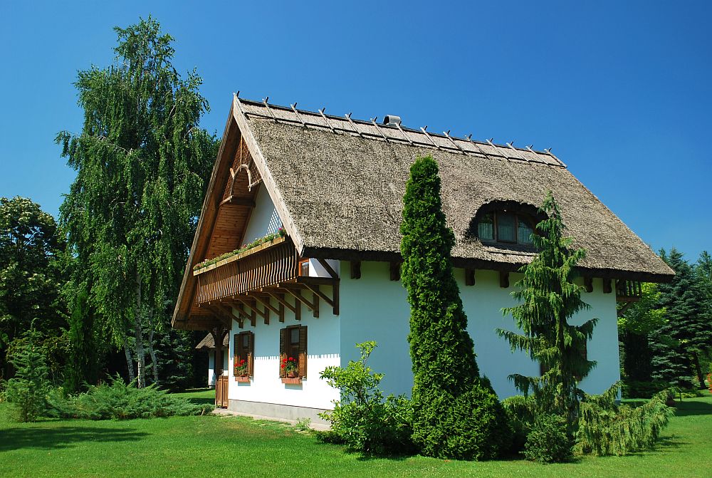 adelaparvu.com despre casa cu acoperis din stuf, casa in Ungaria, casa de vacanta, Foto Bungalow Net (3)
