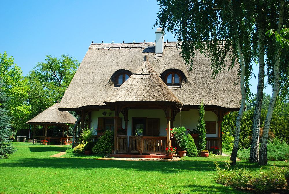 adelaparvu.com despre casa cu acoperis din stuf, casa in Ungaria, casa de vacanta, Foto Bungalow Net (47)