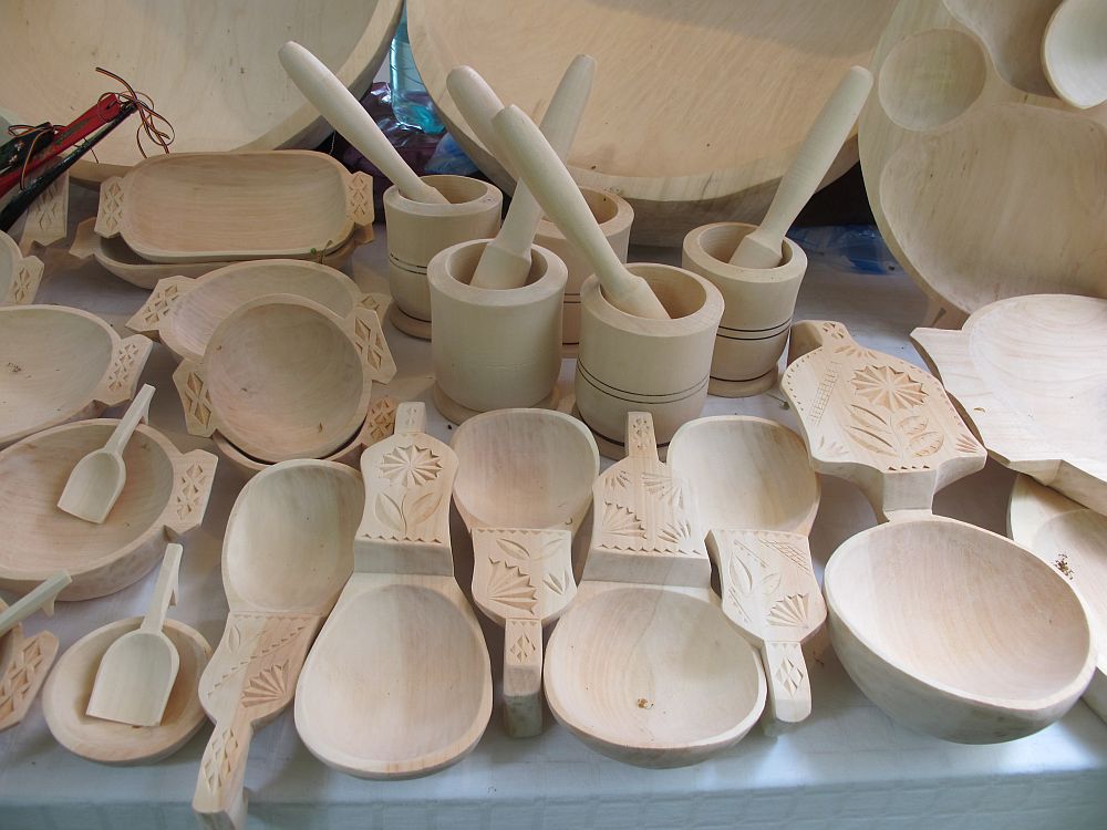 adelaparvu.com despre obiecte cioplite in lemn de familia Lepadatu Baneni Valcea, obiecte de bucatarie si tabure traditionale din lemn (11)