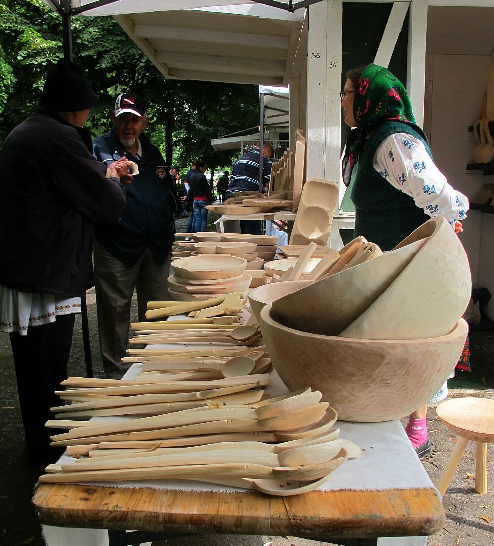 adelaparvu.com despre obiecte cioplite in lemn de familia Lepadatu Baneni Valcea, obiecte de bucatarie si tabure traditionale din lemn (20)