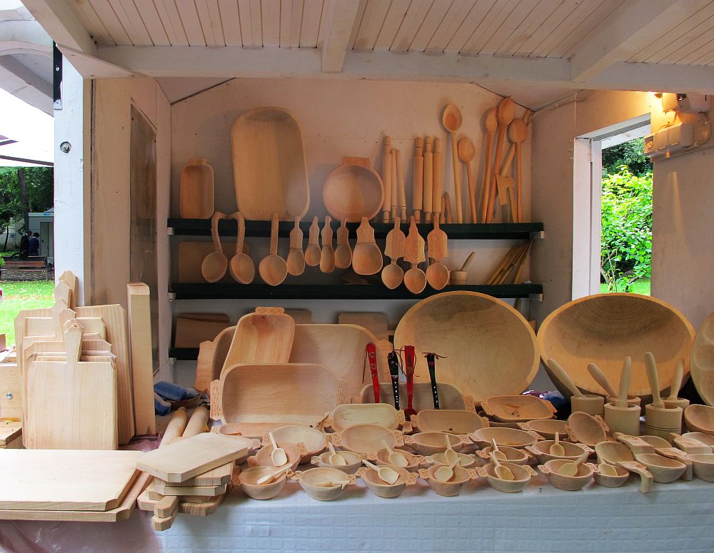 adelaparvu.com despre obiecte cioplite in lemn de familia Lepadatu Baneni Valcea, obiecte de bucatarie si tabure traditionale din lemn (22)