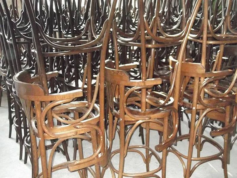 adelaparvu.com despre mobilier din lemn curbat, scaune Thonet, design Phoenix Bucea, Cluj, Romania (18)