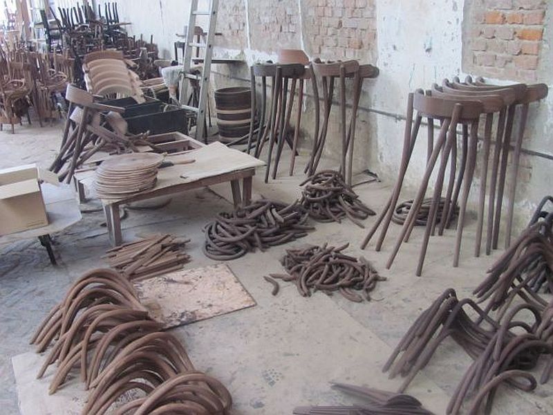 adelaparvu.com despre mobilier din lemn curbat, scaune Thonet, design Phoenix Bucea, Cluj, Romania (3)