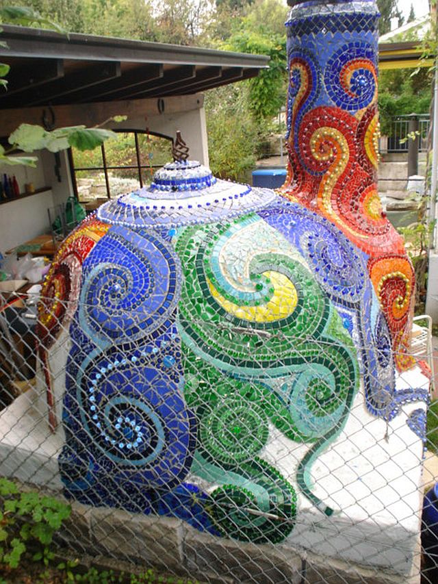 adelaparvu.com despre cuptor de paine in gradina decorat cu mozaic, artist Frances Green (12)
