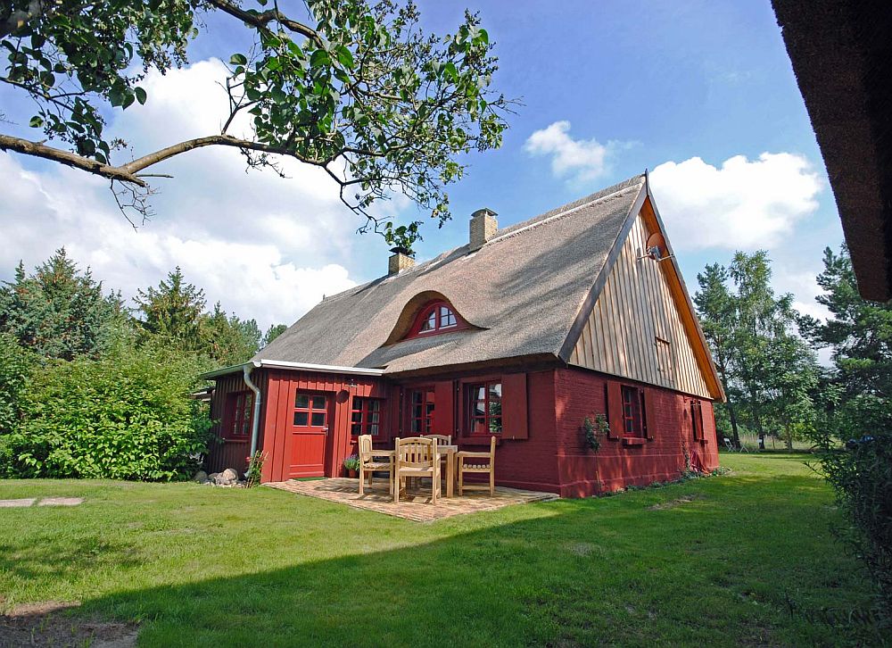 adelaparvu.com casa la tara cu acoperis de stuf, casa Germania, Roter Schwede  foto Traumhaff (4)