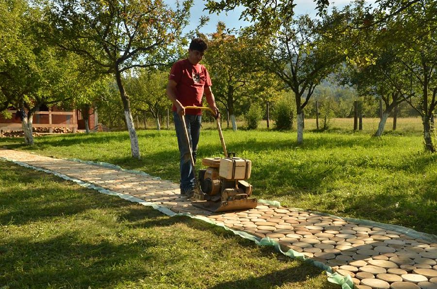 adelaparvu.com despre alei de gradina cu rondele din lemn de salcam, Foto Dan Bersan, Pensiunea Magnolia (12)