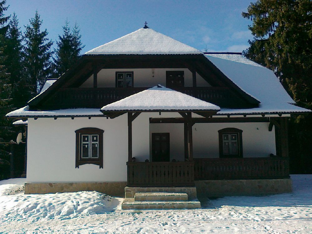 adelaparvu.com despre casa traditionala romaneasca Colibita, proprietar Doru Munteanu,  caliman.ro centru sport (2)