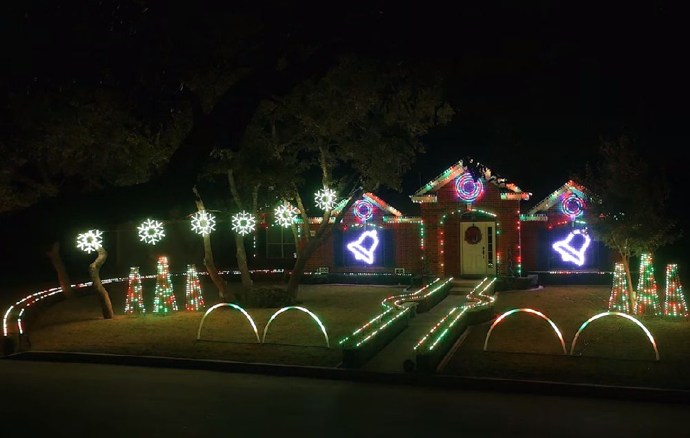 adelaparvu.com despre instalație de Crăciun pentru casă creată de Matt Johnson, The Great Christmas Light Fight (1)
