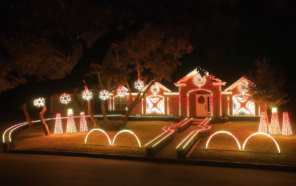adelaparvu.com despre instalație de Crăciun pentru casă creată de Matt Johnson, The Great Christmas Light Fight (10)