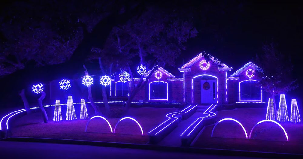 adelaparvu.com despre instalație de Crăciun pentru casă creată de Matt Johnson, The Great Christmas Light Fight (2)