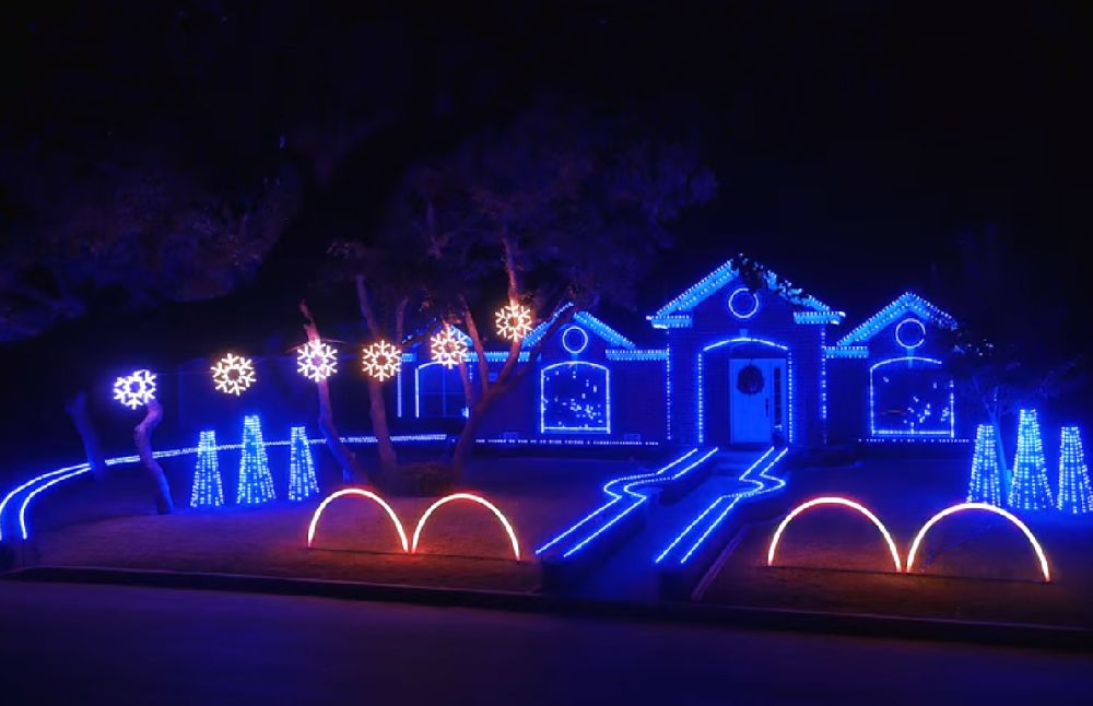 adelaparvu.com despre instalație de Crăciun pentru casă creată de Matt Johnson, The Great Christmas Light Fight (3)