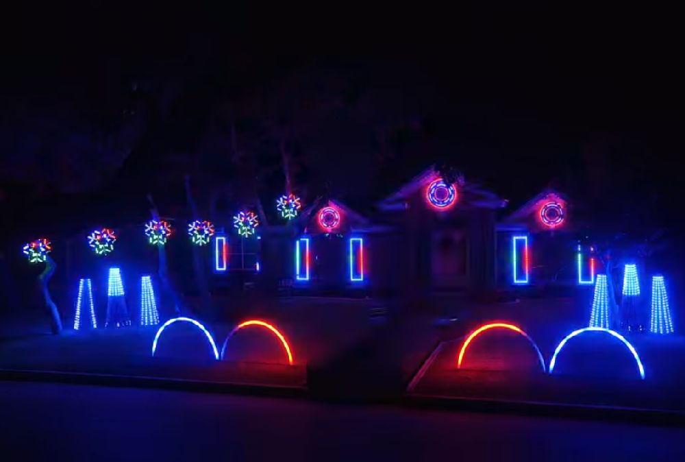 adelaparvu.com despre instalație de Crăciun pentru casă creată de Matt Johnson, The Great Christmas Light Fight (8)