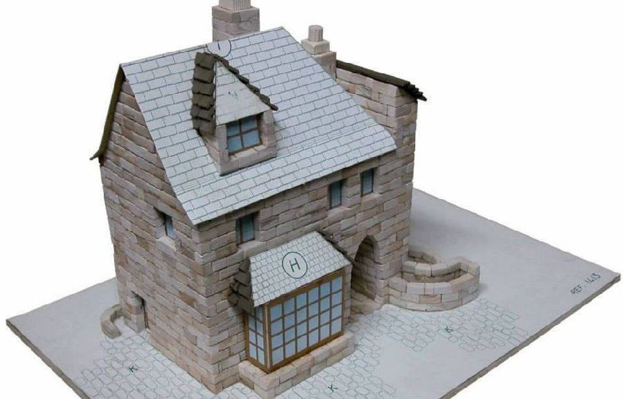 adelaparvu.com despre casa in stil englezesc, casa miniaturala, etape constructie, Atelierul de modelism (5)