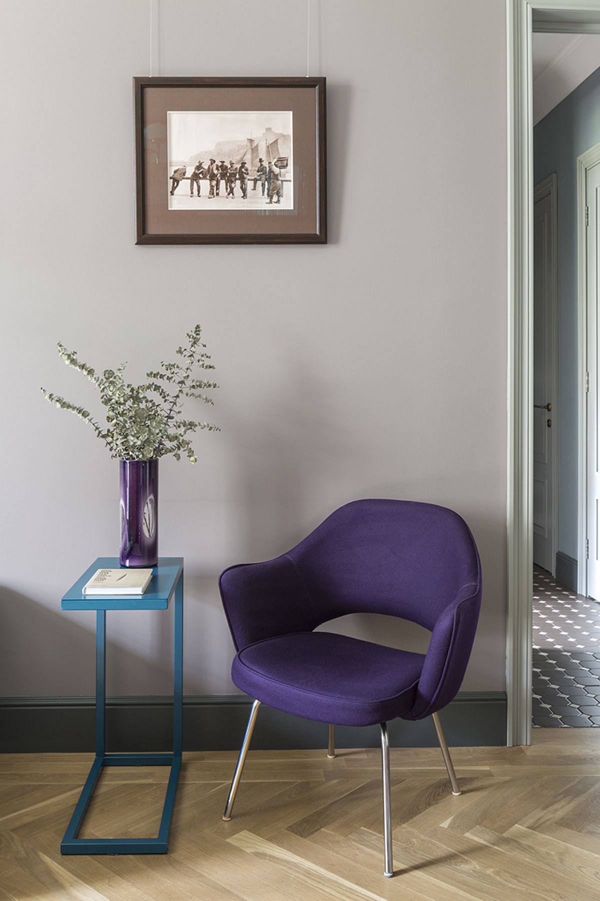 În locul unui fotoliu care să acompanieze canapeaua a fost ales un scaun cu design emblematic, comandat la Knoll cu tapițerie mov. Este vorba despre Executive Arm Chair creat de designerul Eero Saarinen (1950).