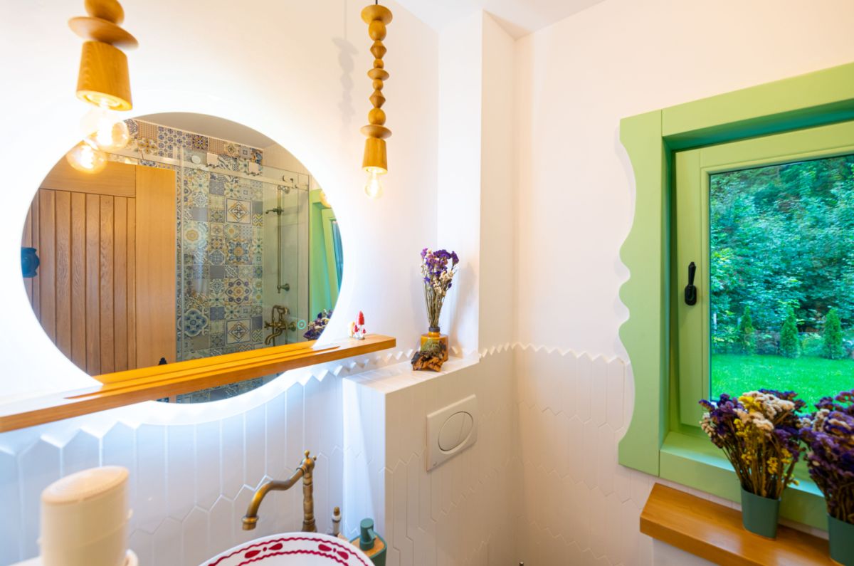 Cabina de duș poate fi observată în oglindă. 