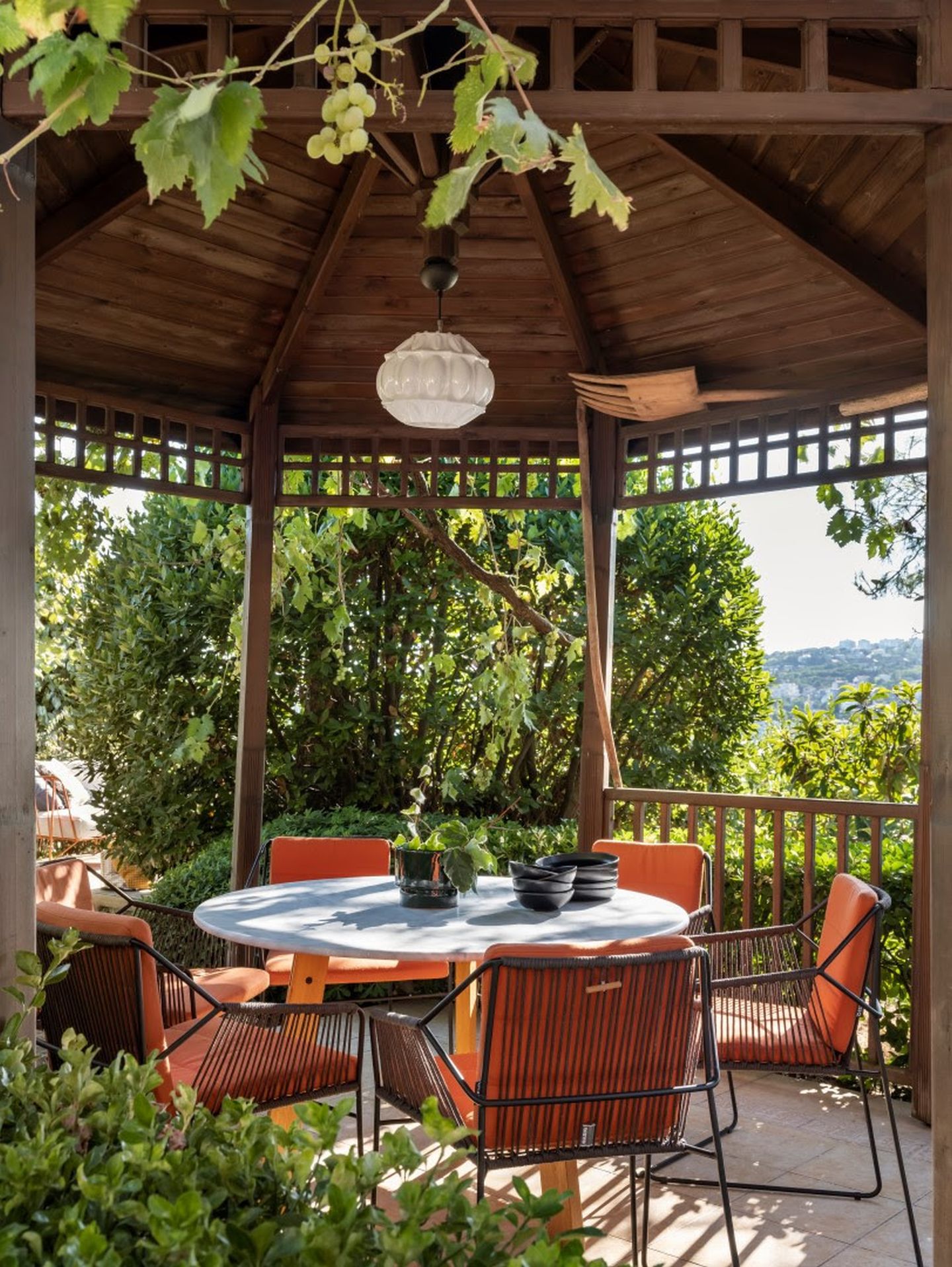 Foișorul este locul perfect pentru masa din grădină, prilej de socializare în aer liber.