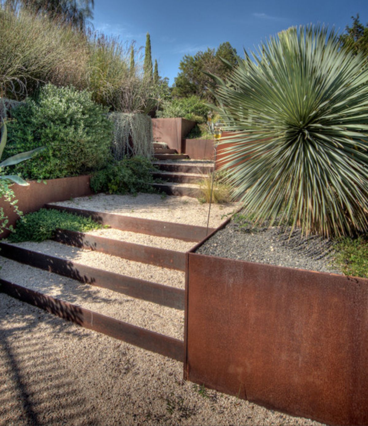 Grădină mediteraneană creată de Austin Landscape Architects & Designers, construcție realizată de D-Crain Design. Foto via The Impatient Gardener.