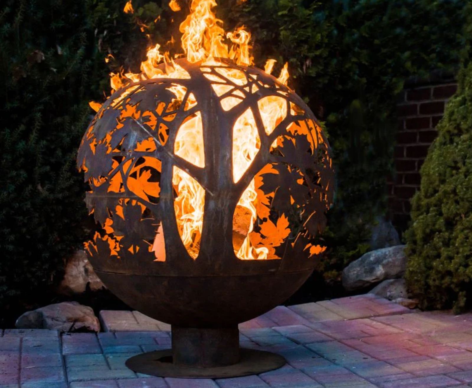 Loc de foc în grădină imaginat sub formă decorativă. Foto via Garden Worth