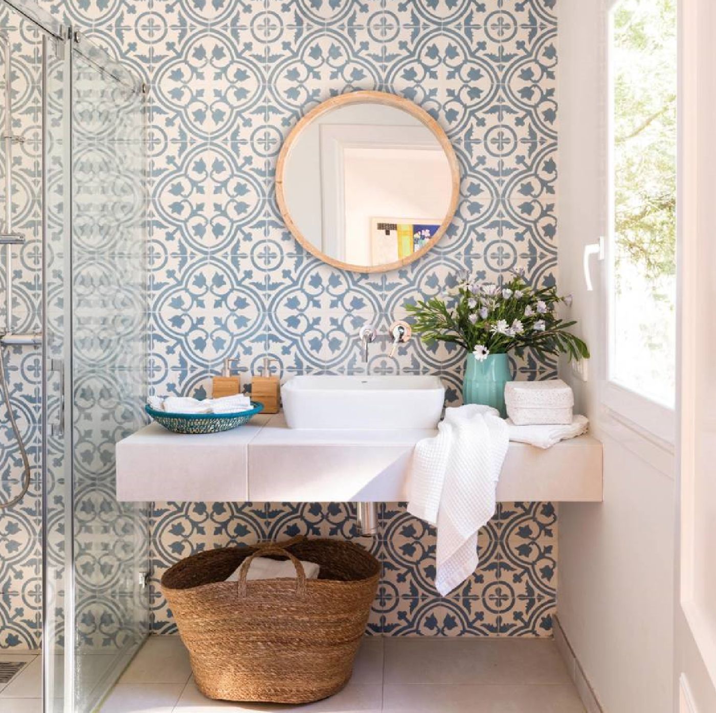 De regulă, în baie, plintele ceramice se pun doar pe pereții unde există zugrăveală, deci care trebuie protejați de umezeală la îmbinarea cu pardoseala.