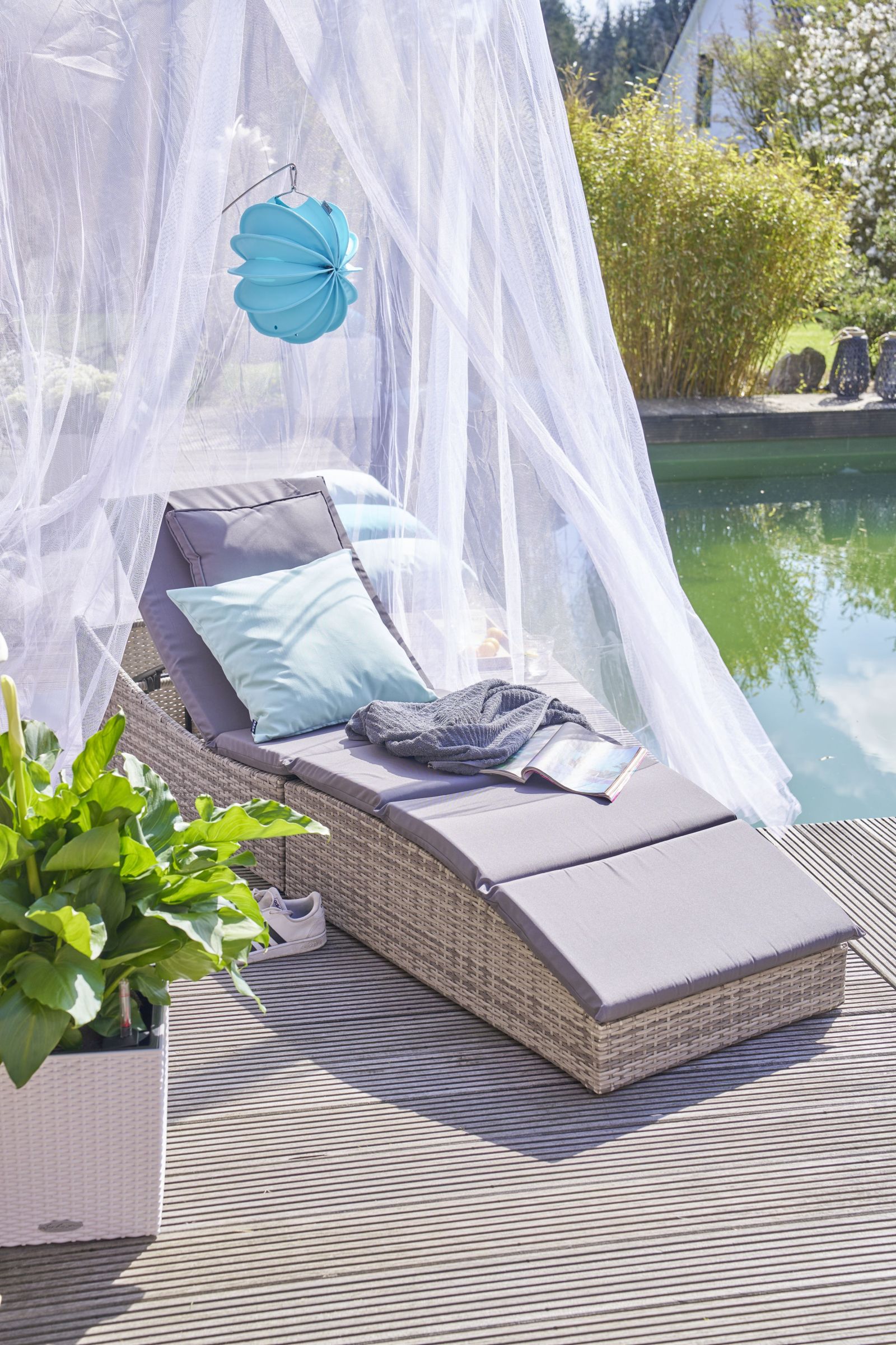 Te poți folosi de mobilier de grădină pentru a-l scoate în evidență printr-o pată de culoare pe timul zilei și o pată de lumină pe timpul serii.