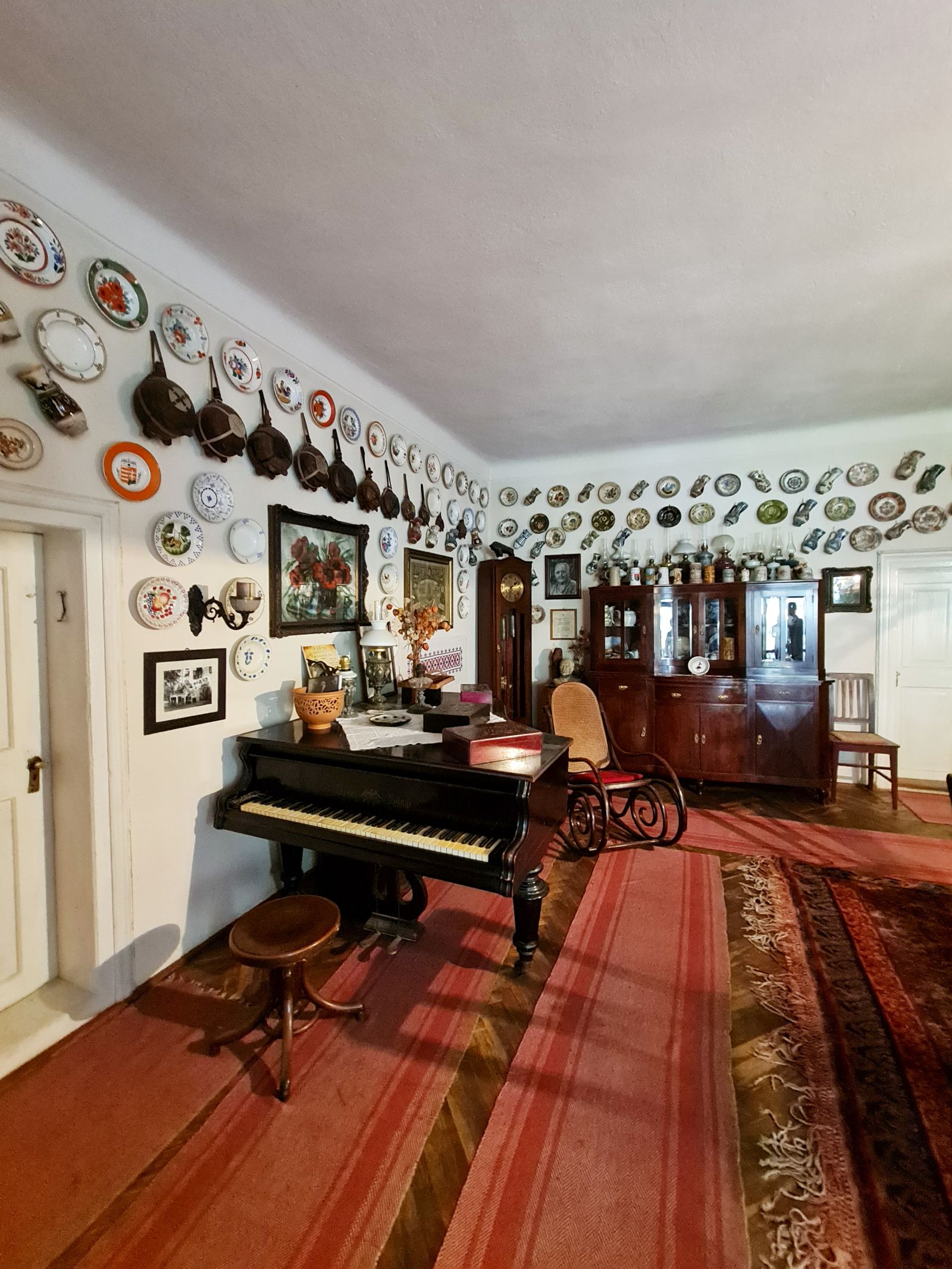 Într-o parte a camerei este și un pian, la care mai cântă din când în când câteun membru al familie.