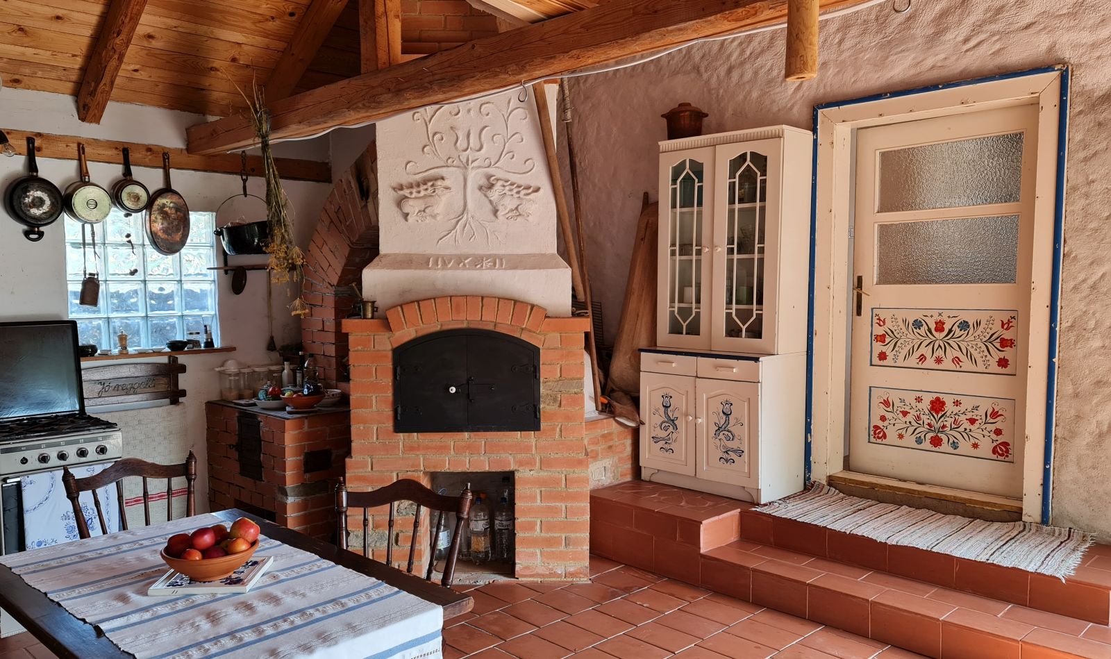 Ușa atelierului Vilmei se deschide către bucătăria de vară, practic un corp nou ce leagă casa veche de spațiul de lucru. 