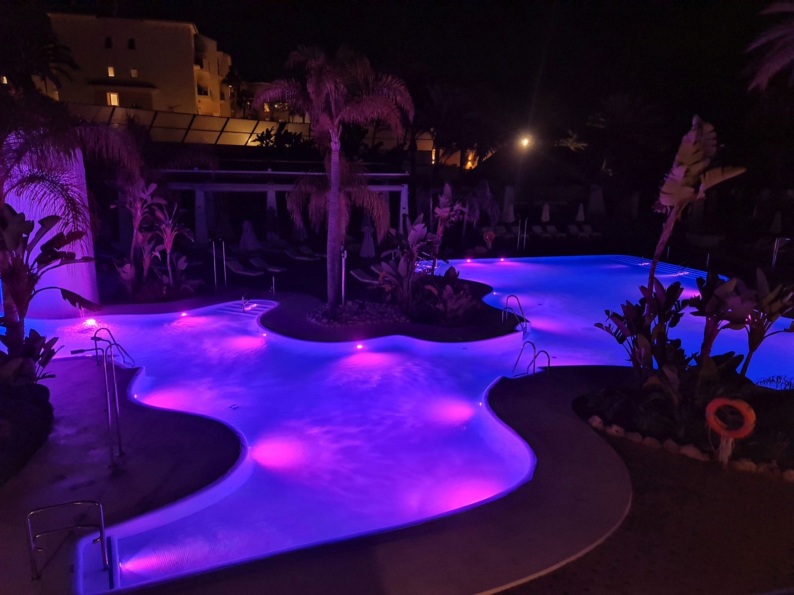 Nu mi-a plăcut cum era luminată piscina pe timpul nopții pentru că totul părea artificial în comparație cu ce vedeai ziua, dar cert este că pentru mulți turiști modul acesta de iluminat atrăgea atenția.
