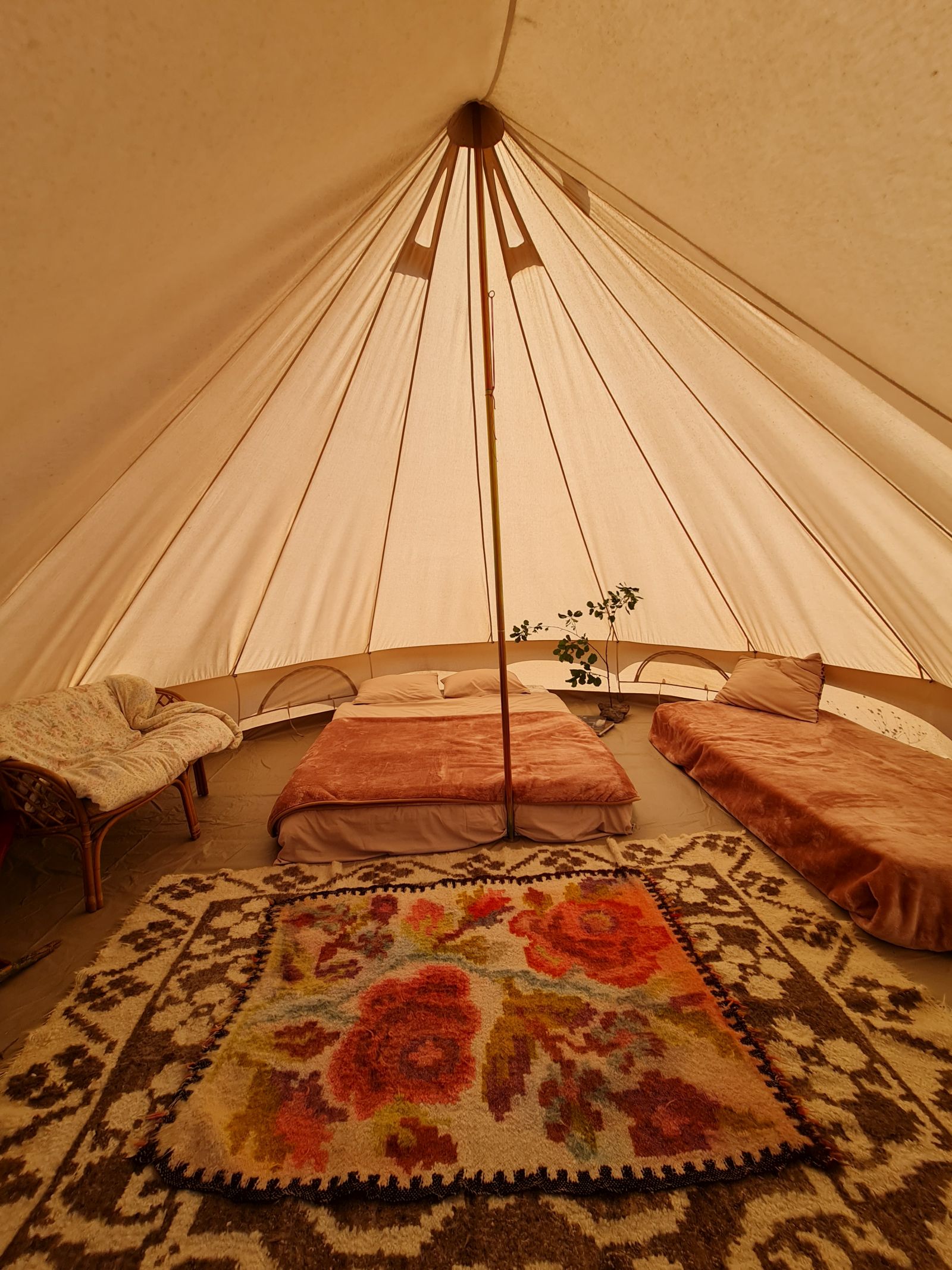 Înălțimea cortului este confortabilă, iar pentru și o ambianță relaxantă saltelele sunt așezate direct pe pardoseala îmbrăcatî cu țesătura cortului.